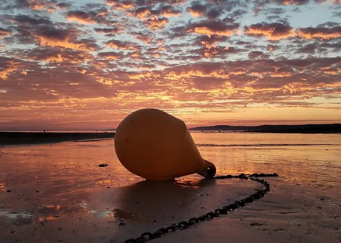 Apartment Avec Terrasse, Parking Et Wifi, 4 Pers. A Franceville - Fr-1-465-98