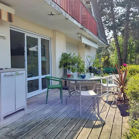 Apartment Avec Terrasse, Parking Et Wifi, 4 Pers. A Franceville - Fr-1-465-98